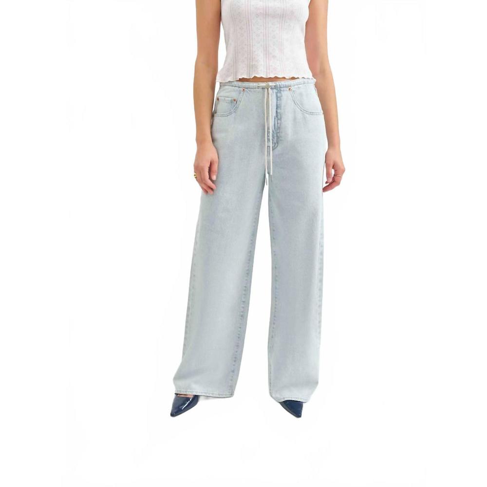 Wide Leg Light Wash Jeans - Women's Casual Denim